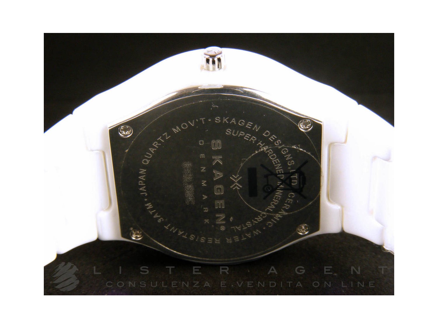 SKAGEN in white ceramic and steel with zircons White. NEW Lister Agent