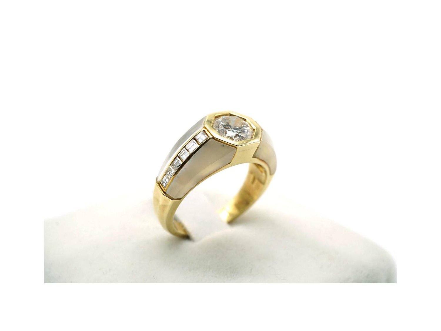 DEA GIOIELLI anello Solitario in oro giallo 18Kt con diamante centrale ct 1.05 e diamanti taglio carr ct 0.38 e madreperla Mis 11. NUOVO
