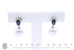 MIMI' orecchini Classic Akoya in oro bianco 18Kt con diamanti ct 0.07 G Vs, zaffiro blu ct 0.65 e perla Akoya mm 7.5-8.00 Ref. O25BCBKOZB. NUOVI!
