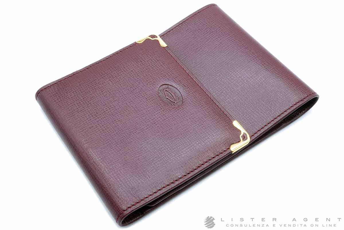 CARTIER porta libretto degli assegni Le Must de Cartier e carte di credito in pelle bordeaux con metallo placcato oro giallo Ref. L3000191. NUOVO