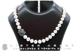COLLANA di perle ovaline bianche coltivazione acqua dolce MM 9.00 con chiusura in oro giallo 18Kt e centrale stile antico in argento e oro con diamanti taglio Olanda e smeraldo. NUOVA!